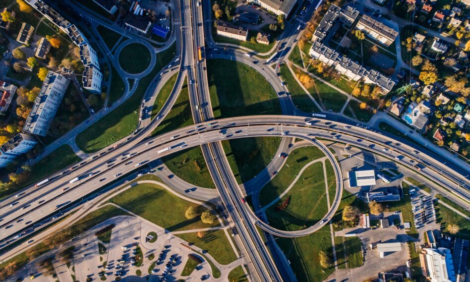 Una vista aérea de una autopista con movilidad urbana inclusiva