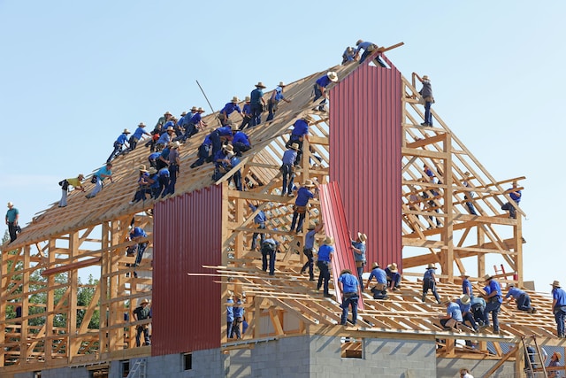 personas construyendo la estructura del edificio