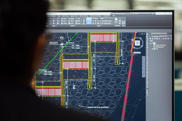 ingeniero civil diseña presas en ordenador