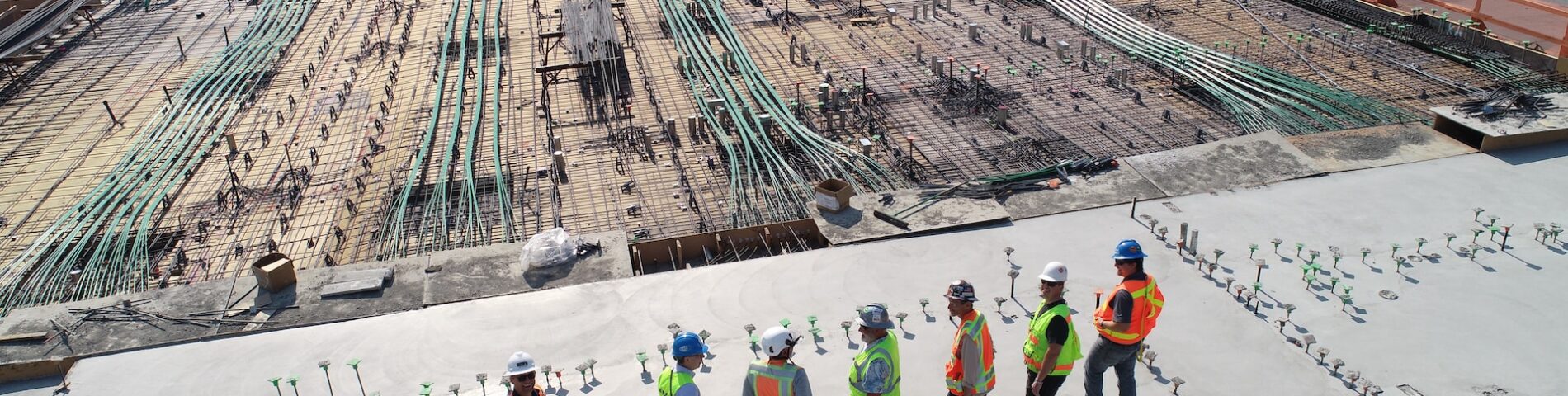 trabajadores de la construcción observando la obra