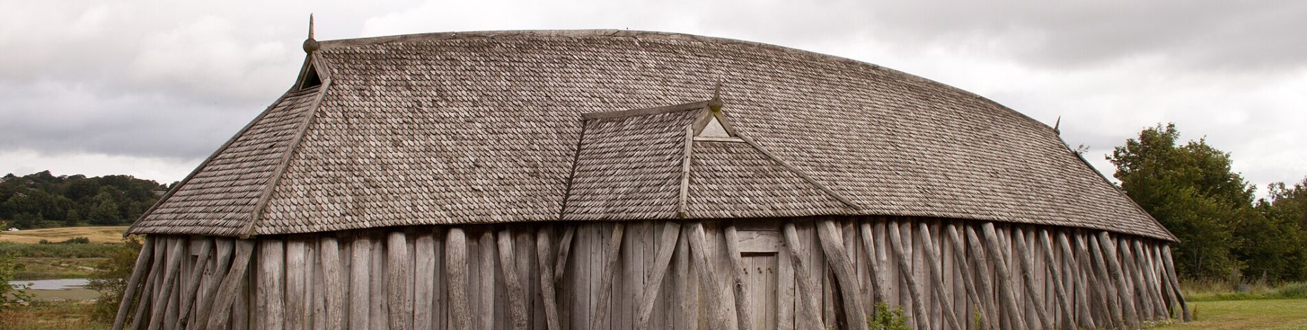 Reconstrucción de una casa vikinga en Fyrkat