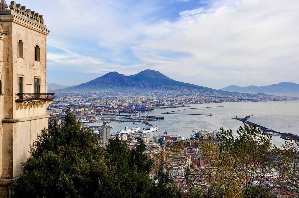 Naples at the foot of Vesuvius