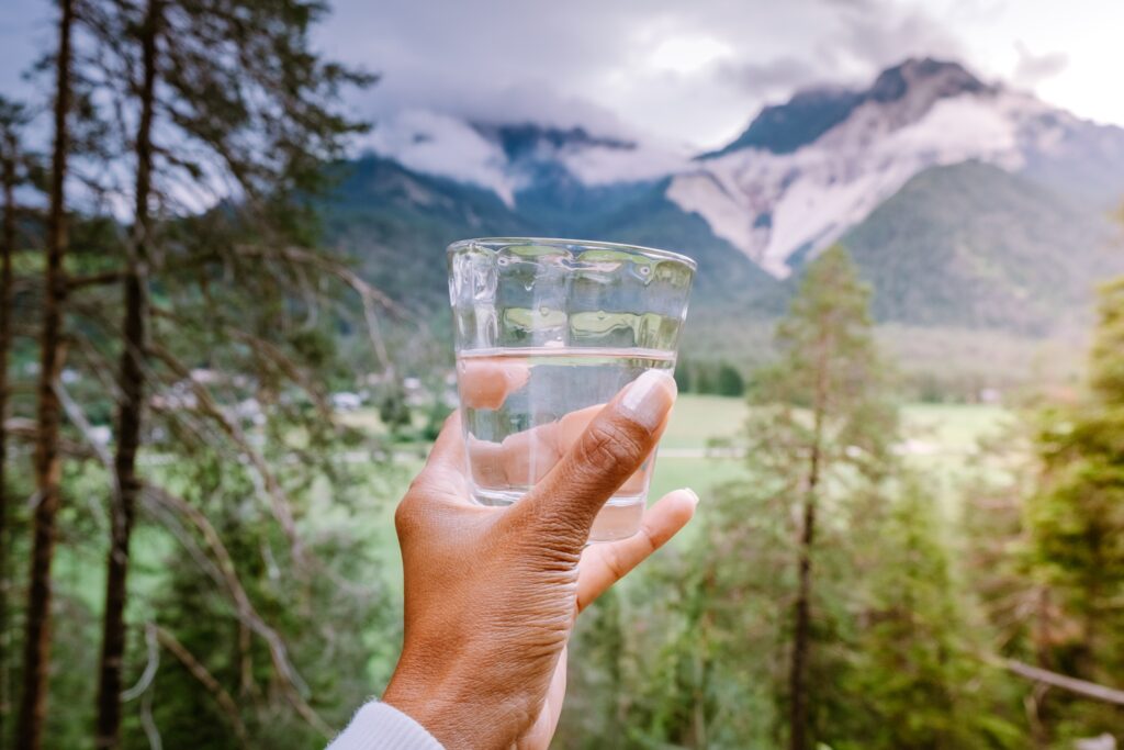Un vaso de agua potable pura garantizada por una infraestructura de agua sostenible
