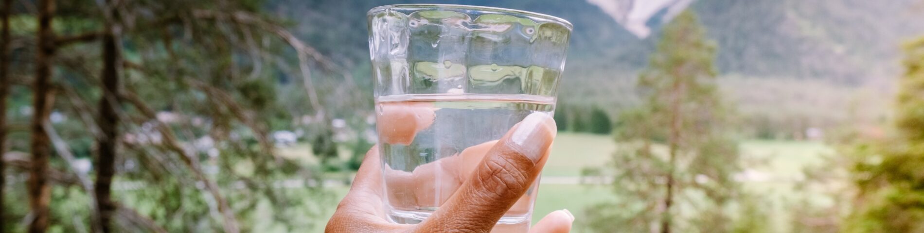 Un vaso de agua potable pura garantizada por una infraestructura de agua sostenible