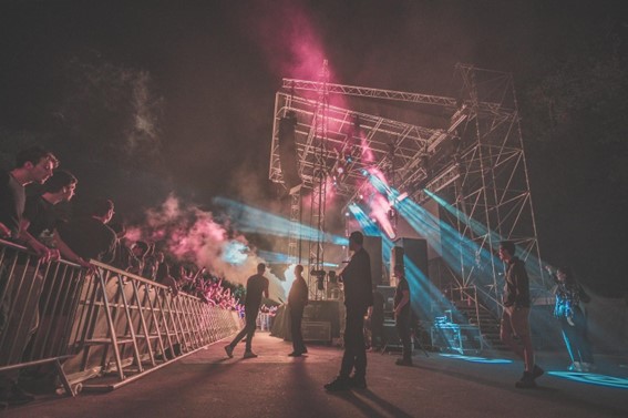 Crowd fences at mass events such as concerts