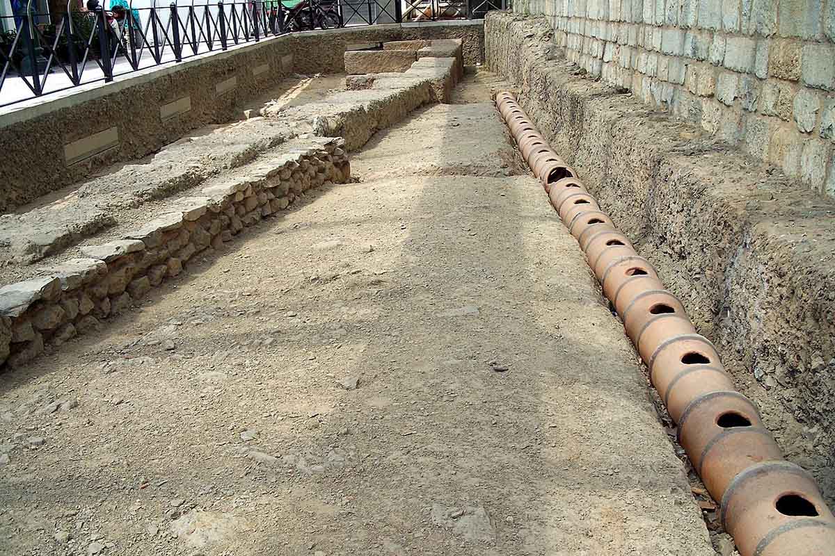 Restos del acueducto de Peisistratos que pueden se conservan en Sintagma (Atenas). 