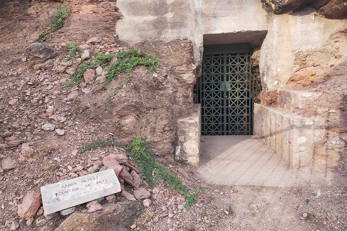 Fuente excavada en la roca a los pies del Acrópolis
