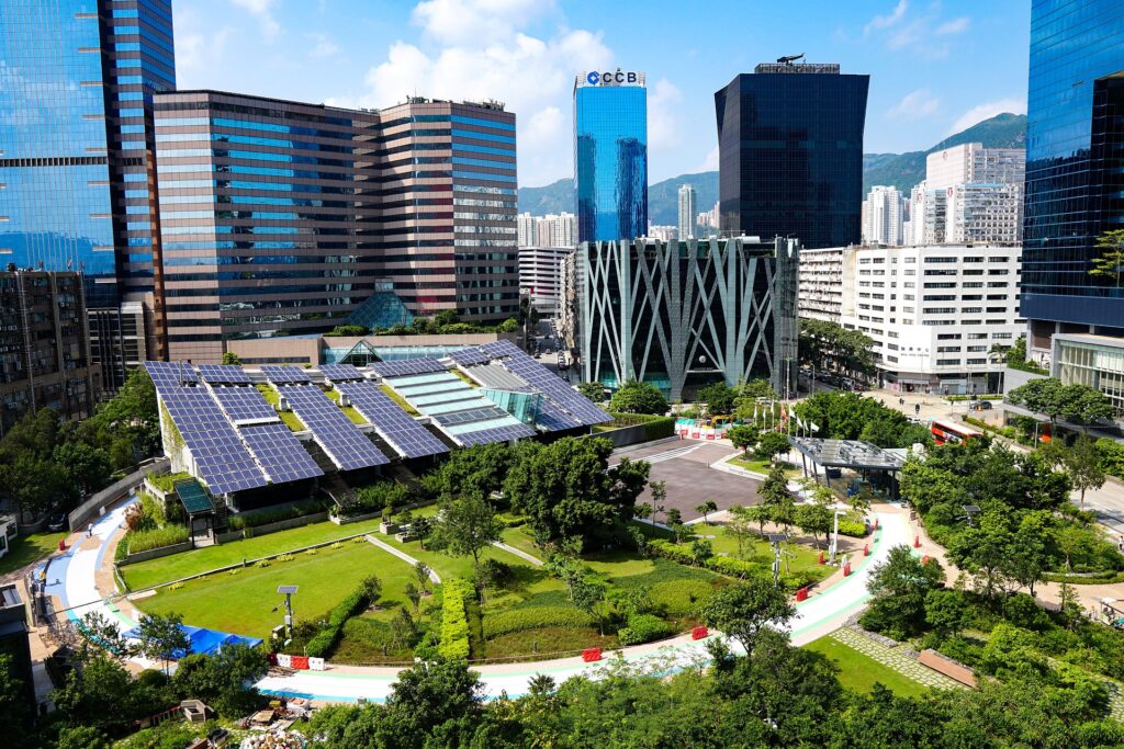 parque con paneles solares que ilustra cómo la energía solar está preparando el terreno para las ciudades inteligentes.