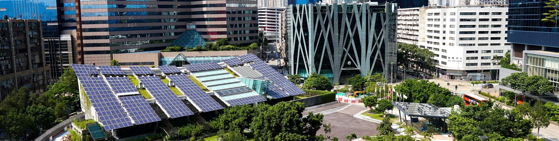 parque con paneles solares que ilustra cómo la energía solar está preparando el terreno para las ciudades inteligentes.