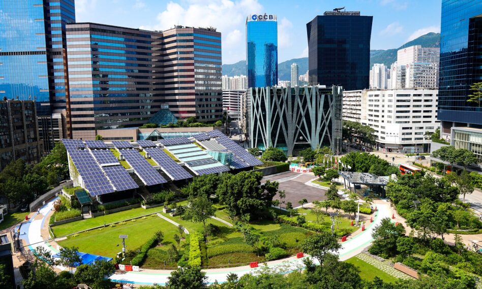 parque con paneles solares que ilustra cómo la energía solar está preparando el terreno para las ciudades inteligentes.