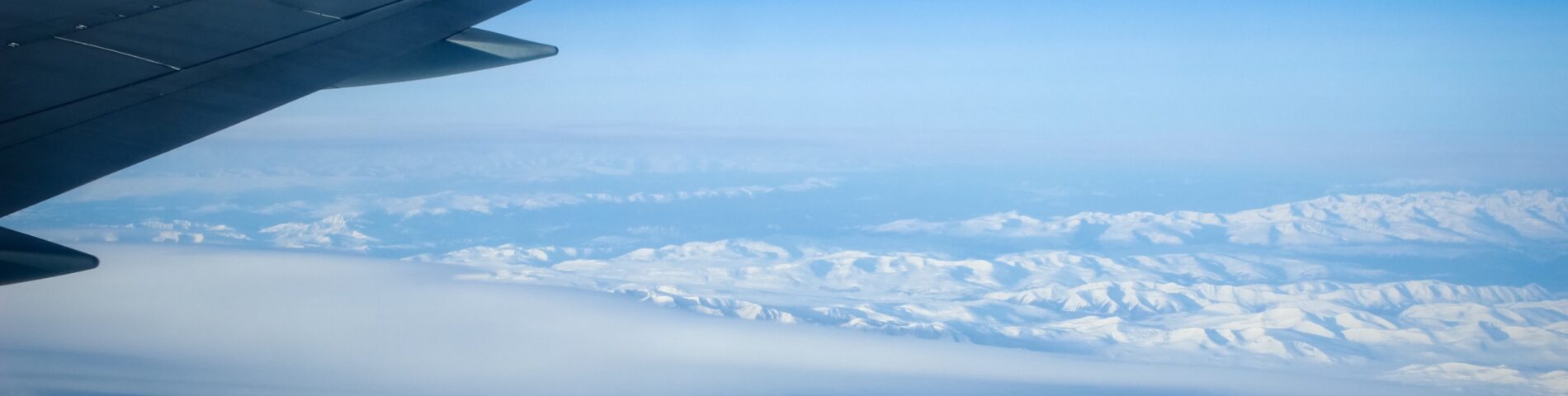 Avión sobrevolando montañas nevadas