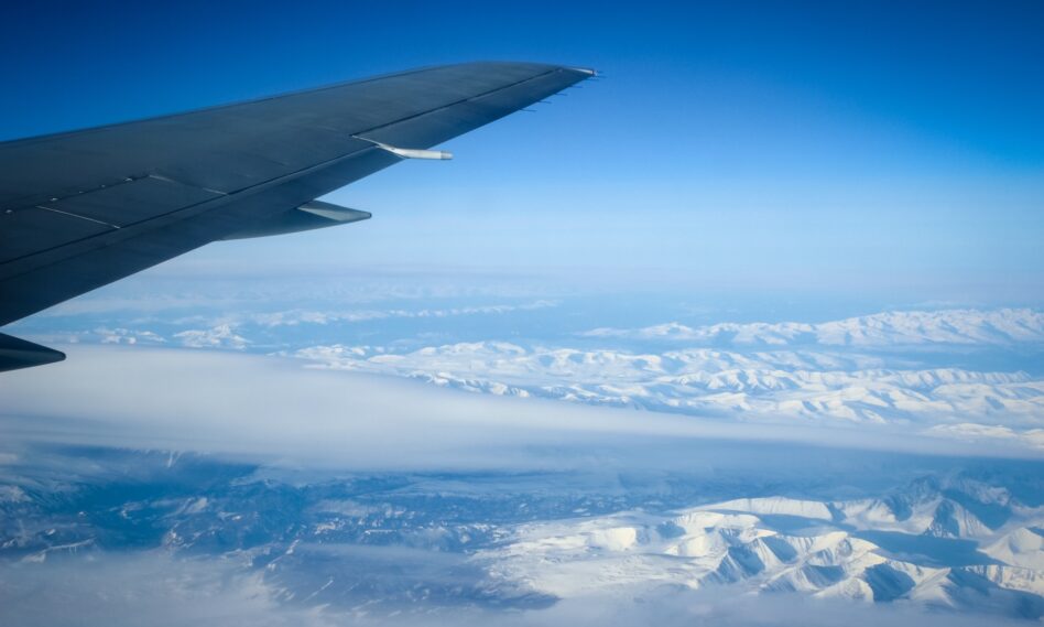 Avión sobrevolando montañas nevadas
