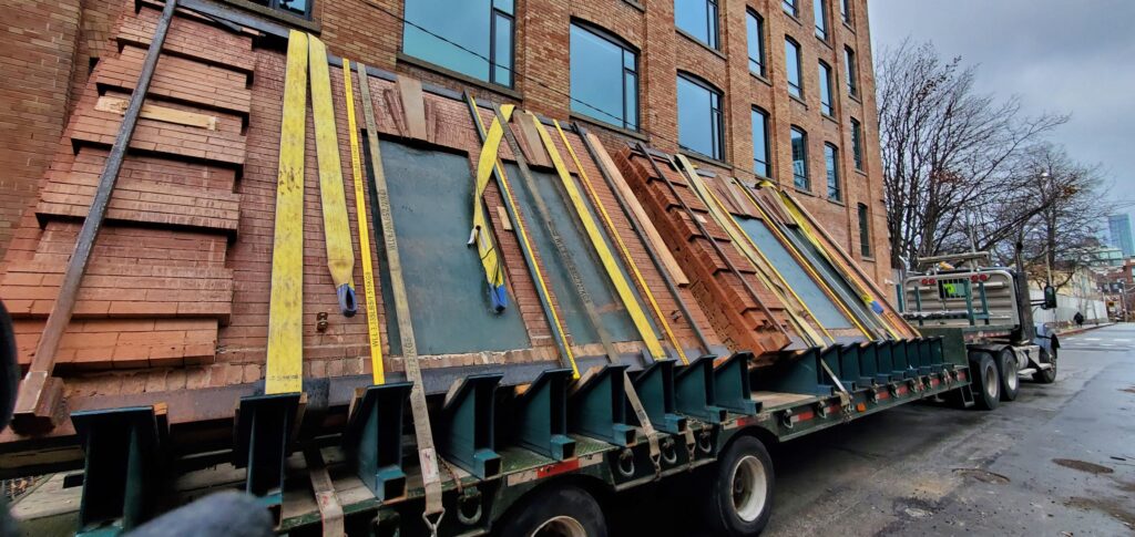 Traslado de bloque de ladrillos de un edificio en Toronto
