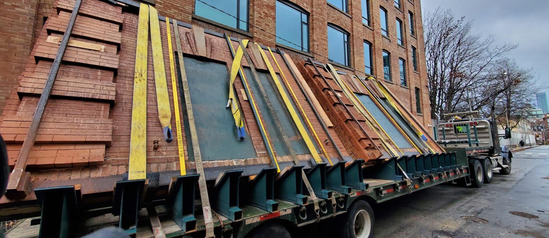 Traslado de bloque de ladrillos de un edificio en Toronto