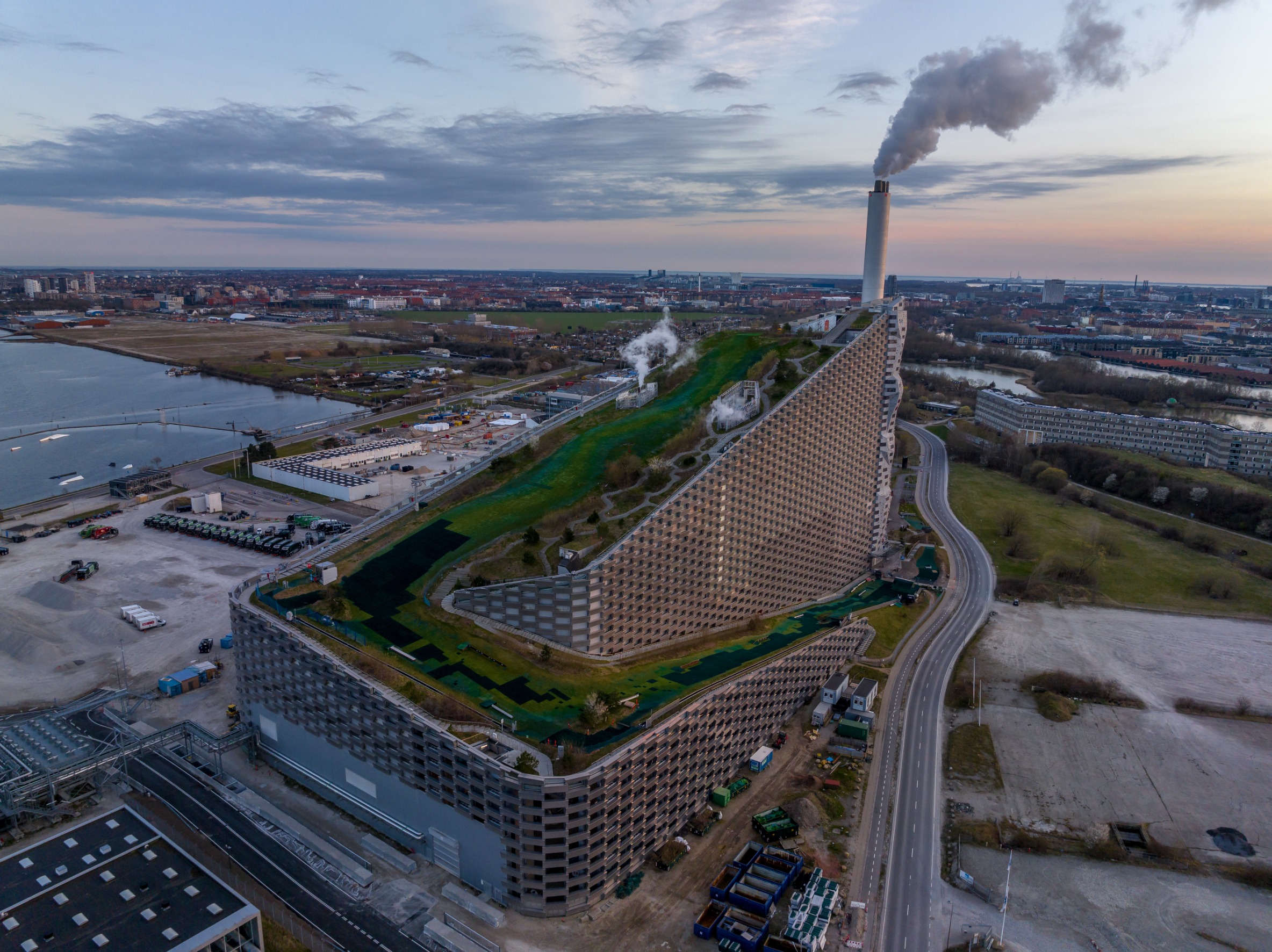 Skiing in a waste plant, discover CopenHill building - Ferrovial's blog