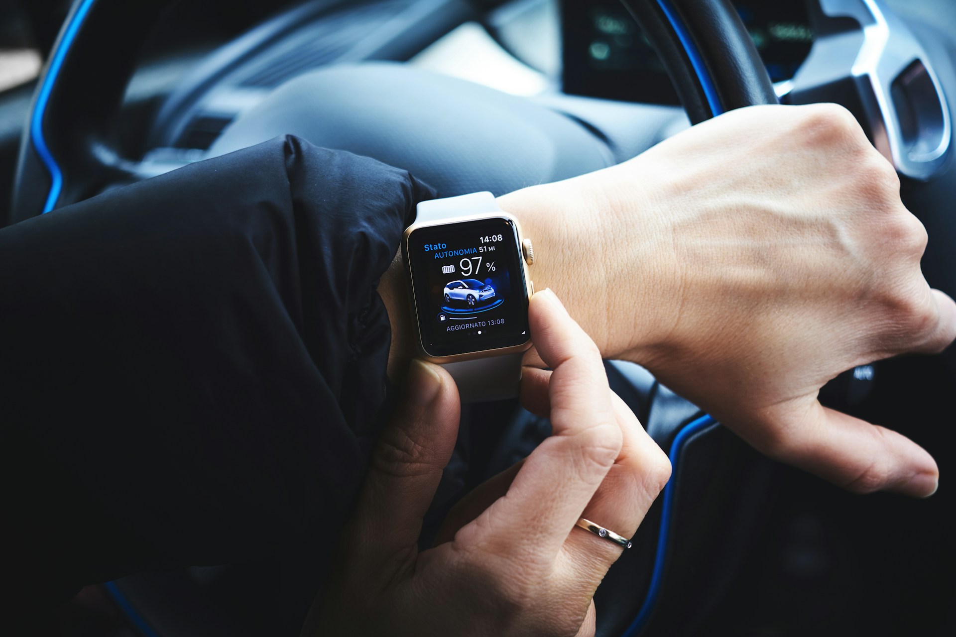 Una persona fijando un destino para su coche en su reloj inteligente.