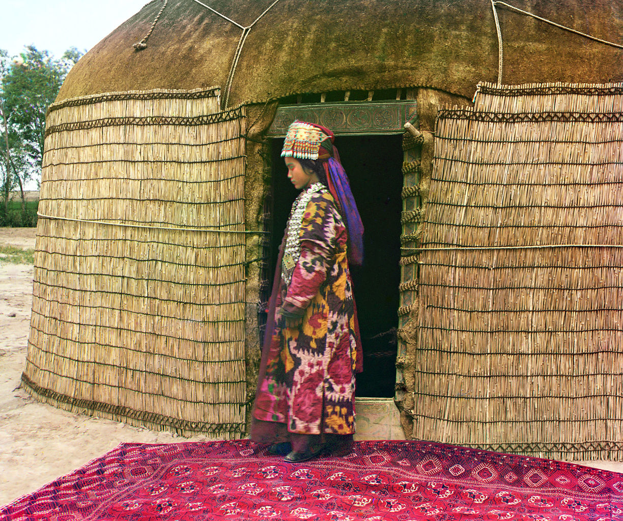 Mujer a la puerta de una yurta en 1911. 
