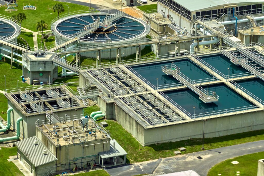 Vista aérea de una planta de tratamiento de aguas residuales