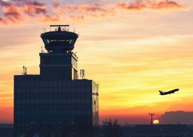Torre de control y avión empleando el lenguaje de aviación para comunicarse