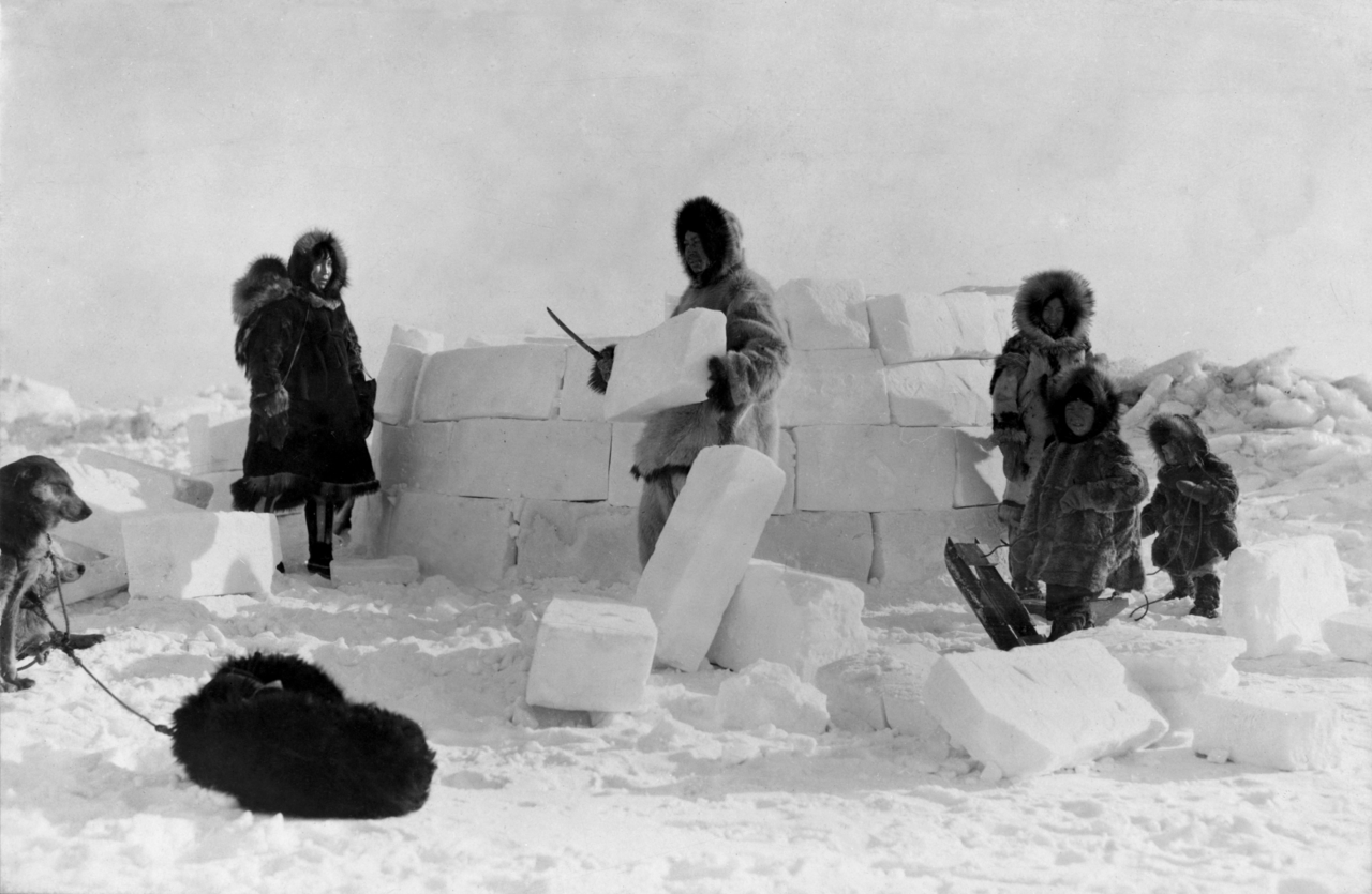 Inuit construyendo un iglú