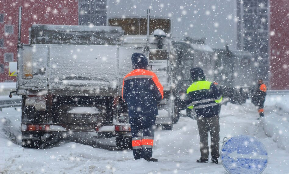 Trabajadores en una nevada