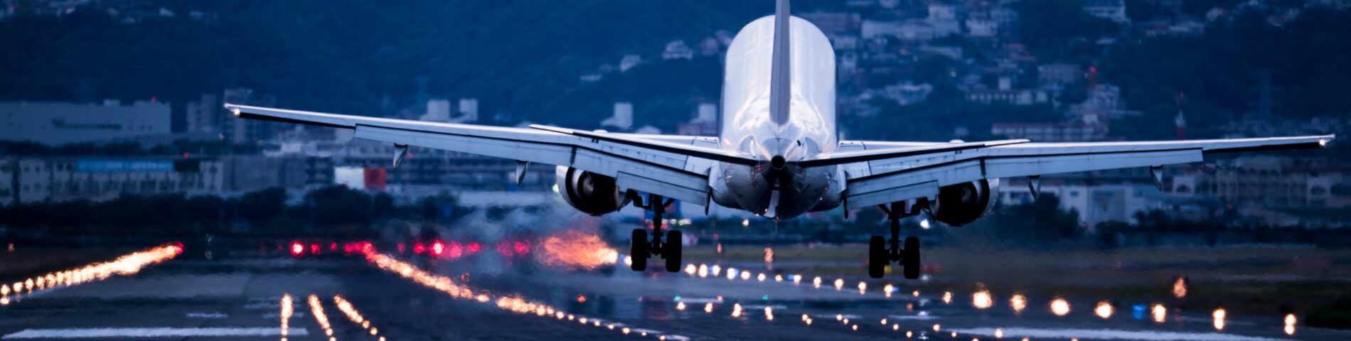 Avión aterrizando en un aeropuerto
