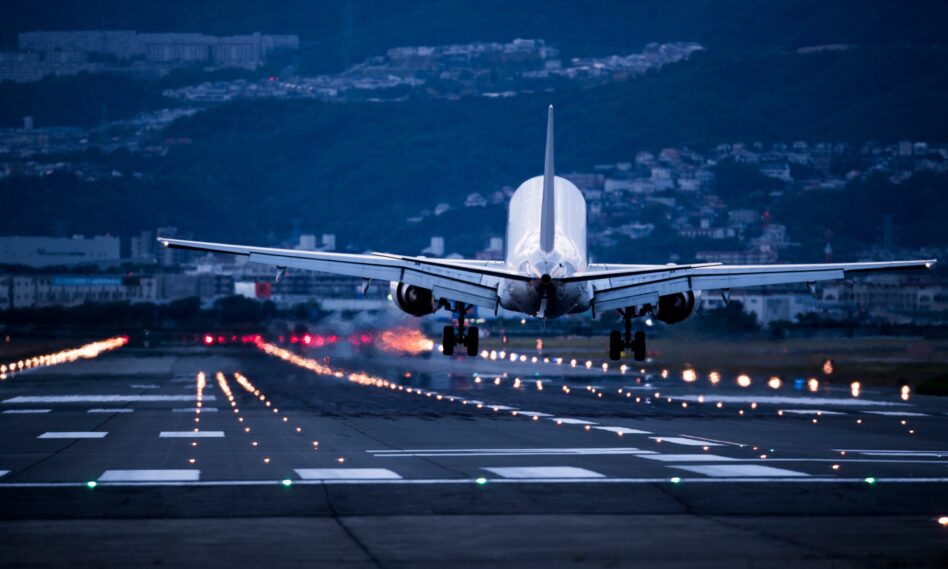 Avión aterrizando en un aeropuerto