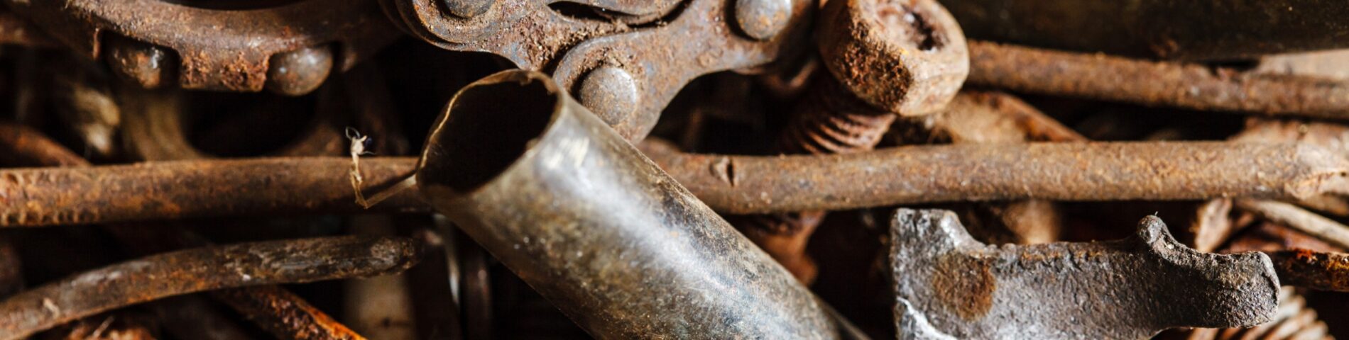 Tornillos, tuercas y herramientas oxidadas