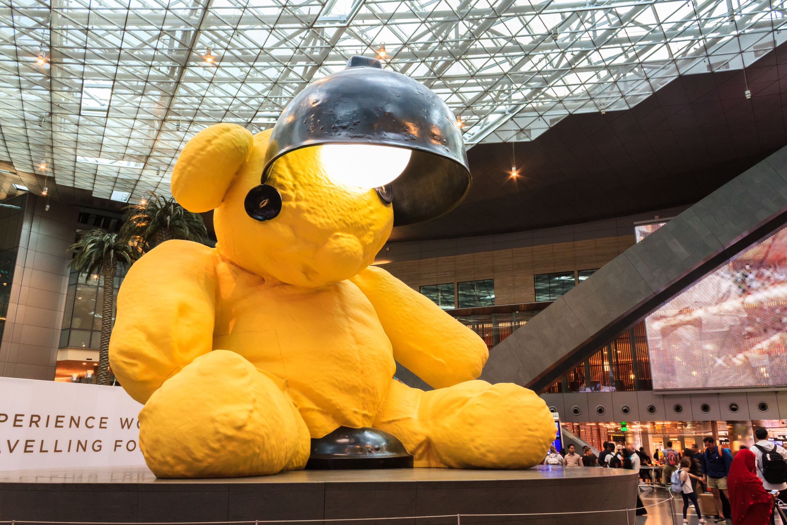 Oso lámpara en el aeropuerto de Doha