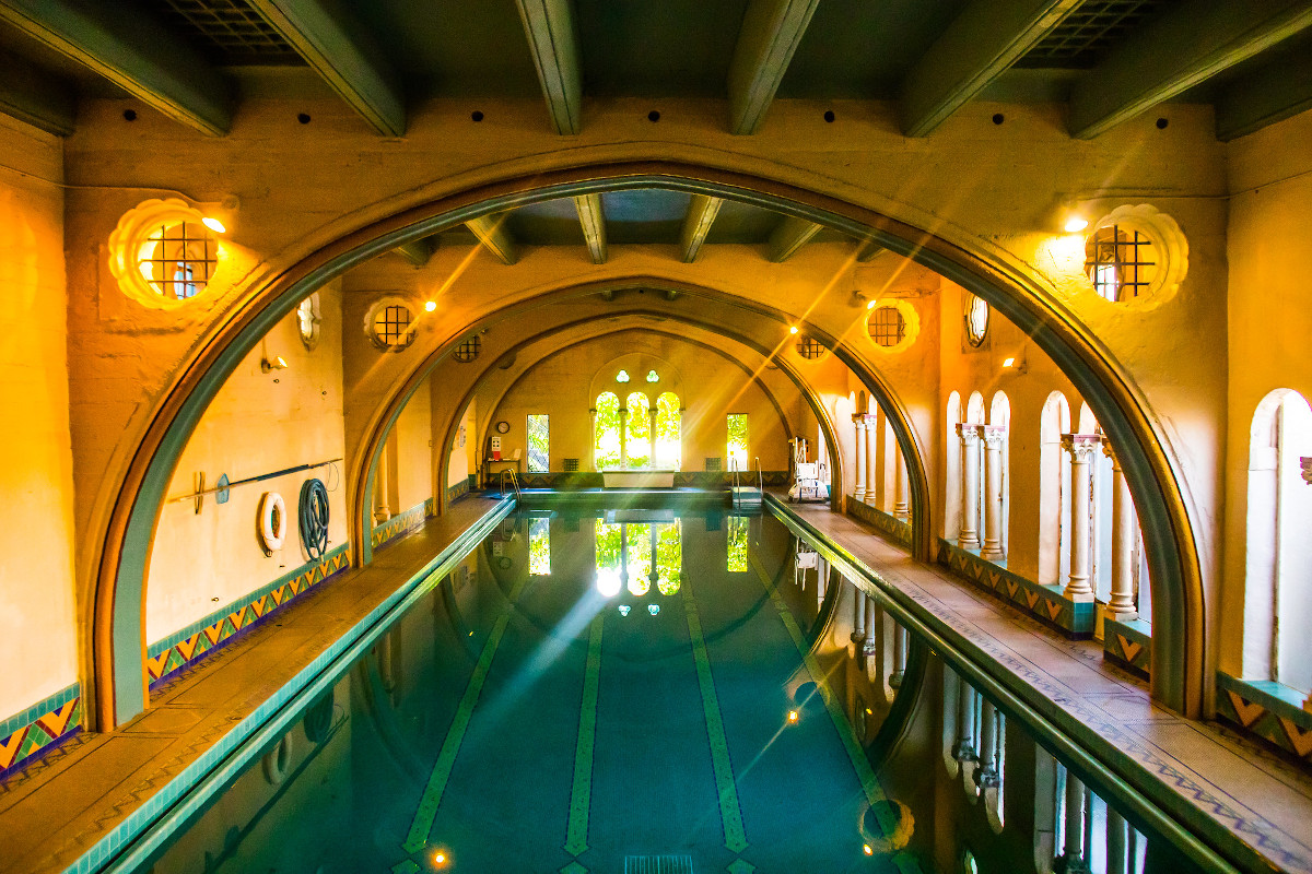  Piscina interior del Berkeley Women’s City Club