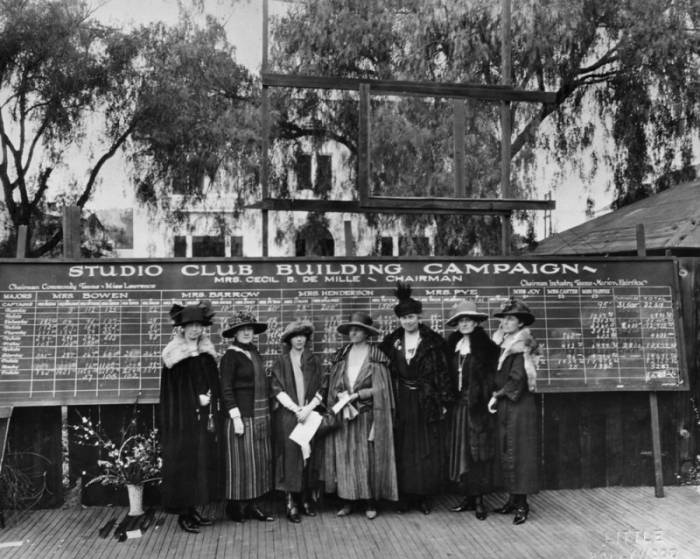 Mujeres mostrando el resultado de su campaña para recaudar fondos para un edificio diseñado por Julia Morgan