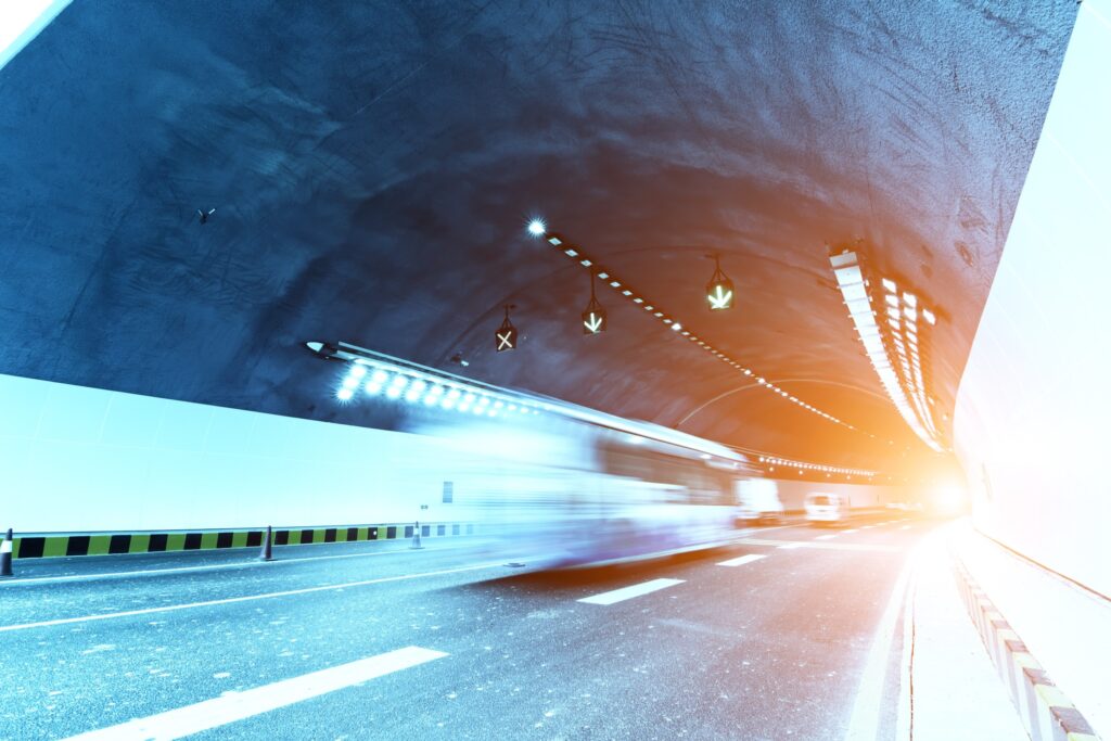 Túnel con sistemas inteligentes de transporte