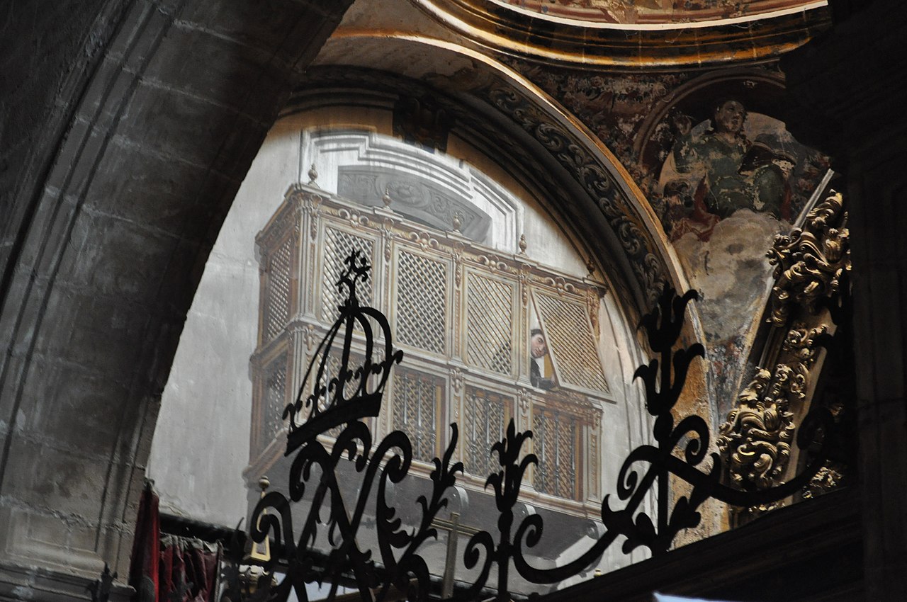 Trampantojo de la Catedral de Calahorra, que simula un monje abriendo una celosía