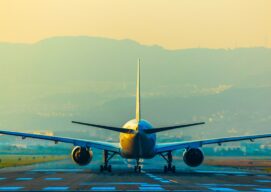 Avión en pista de aterrizaje