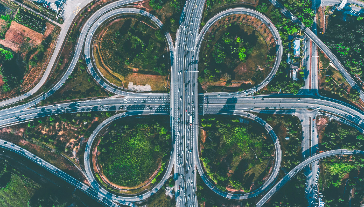 Trazado de carretera con formas geométricas