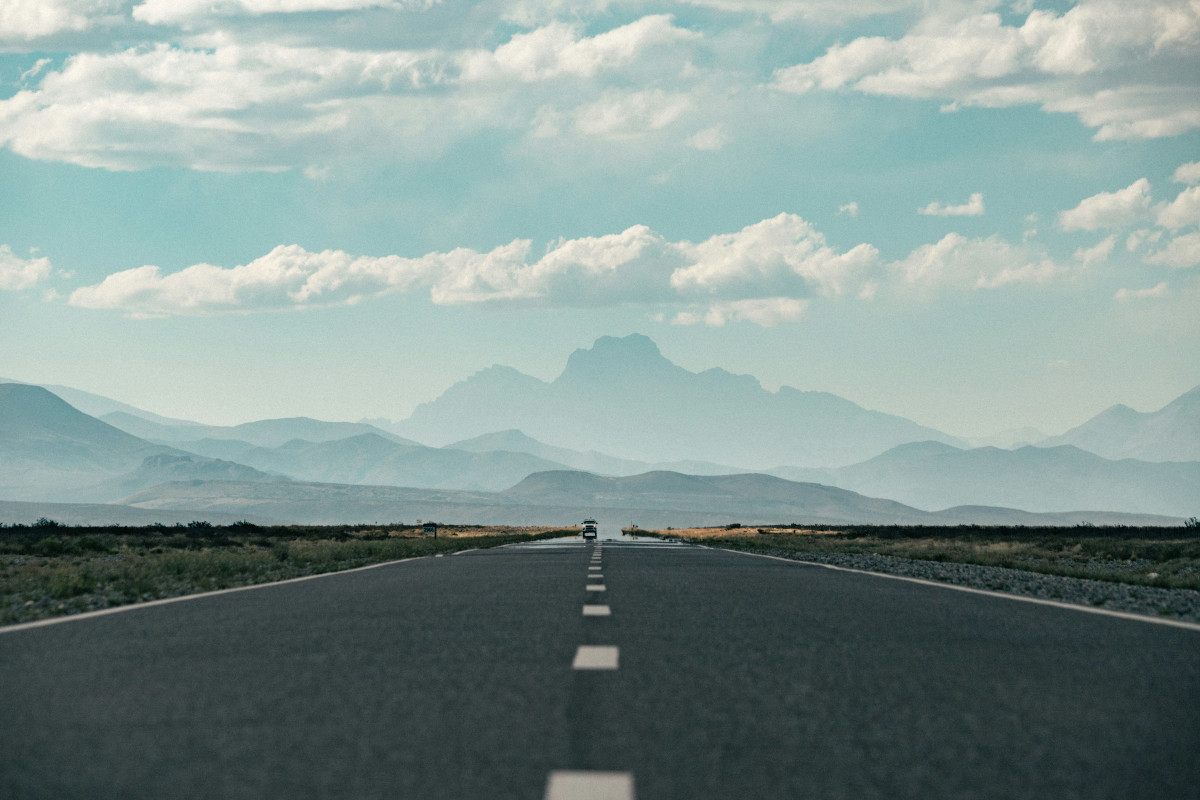 Carretera en la provincia de Mendoza, en el terreno árido que se extiende más allá de la ciudad. 