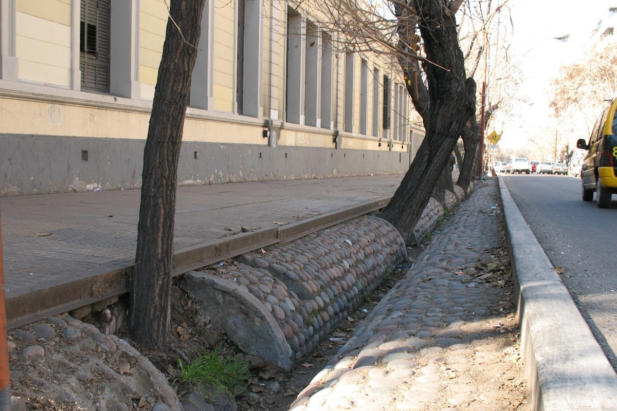 Una acequia destinada a regar los árboles en la actualidad. 