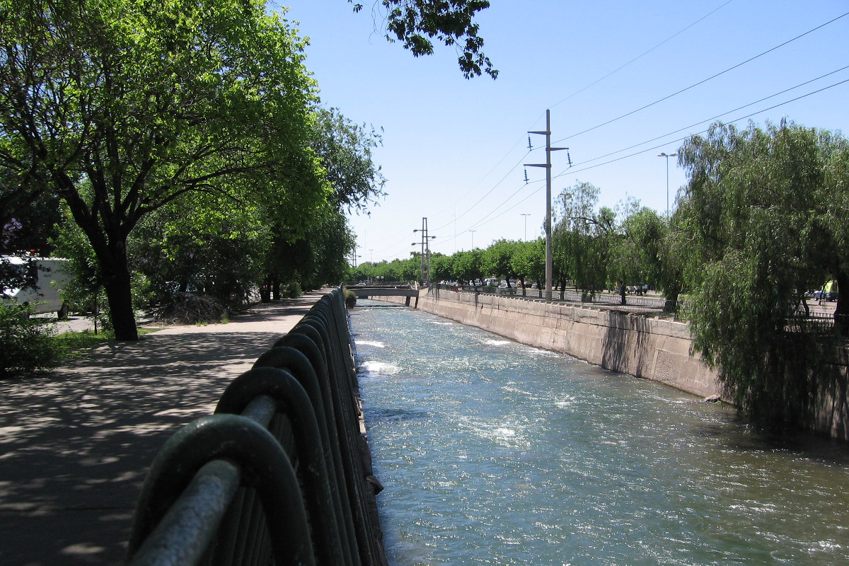 Canal en Mendoza.