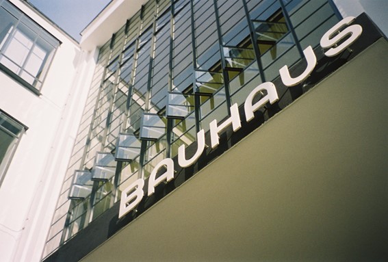 Tipografía diseñada por Herbert Bayer para la Bauhaus de Dessau, encima de la entrada al bloque de talleres. 