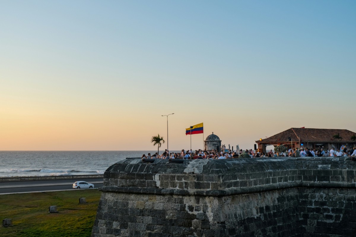 Parte de las murallas de Cartagena de Indias frente al mar.