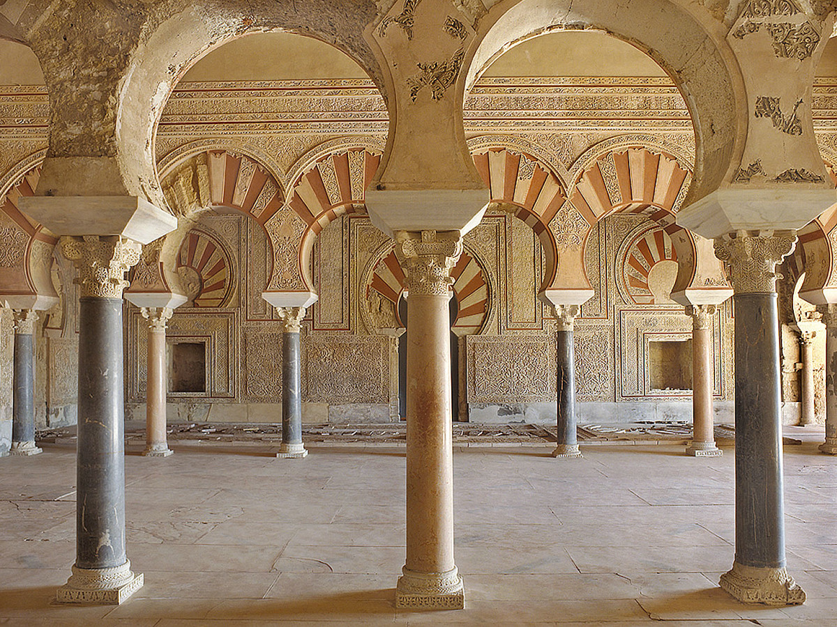 interior del Salón Rico, cuyas columnas y arcos de herradura son similares a los de la mezquita de Córdoba.