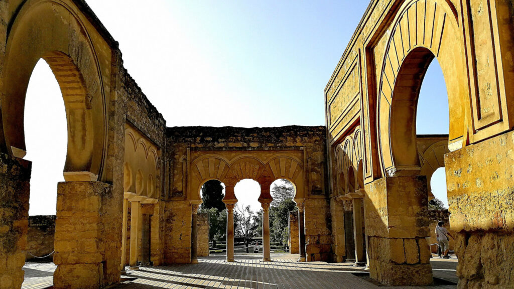 Columnas y arcos de las ruinas de Medina Azahara