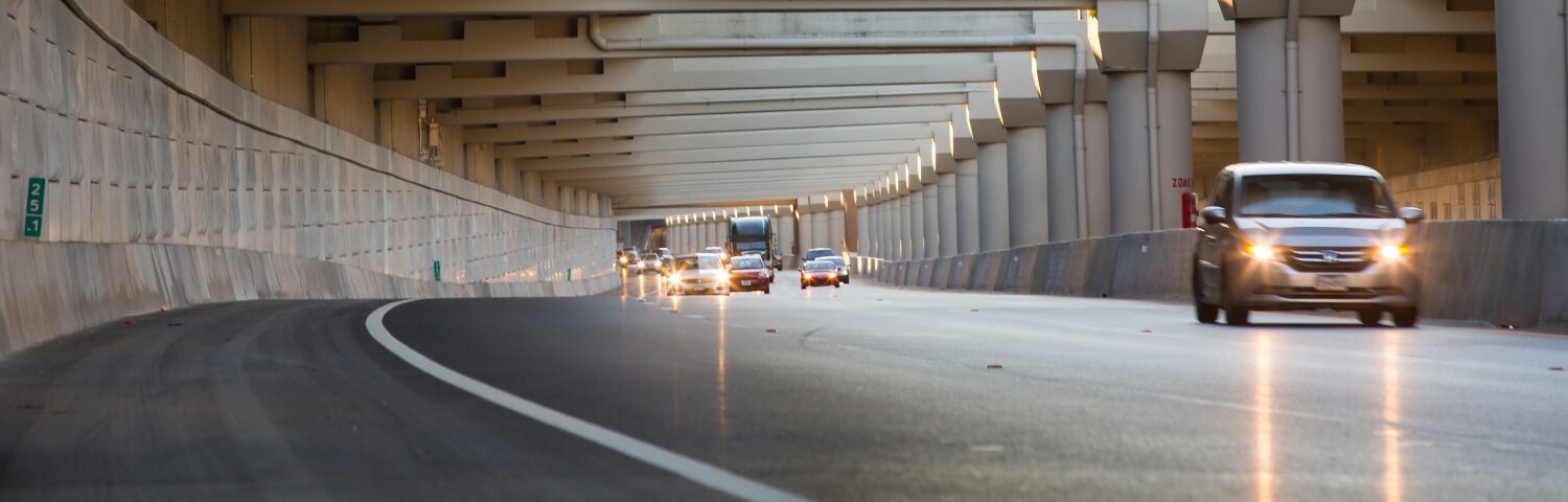 Coches en la LBJ express en Estados Unidos