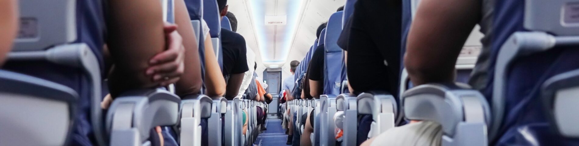 Pasajeros sentados en un avión