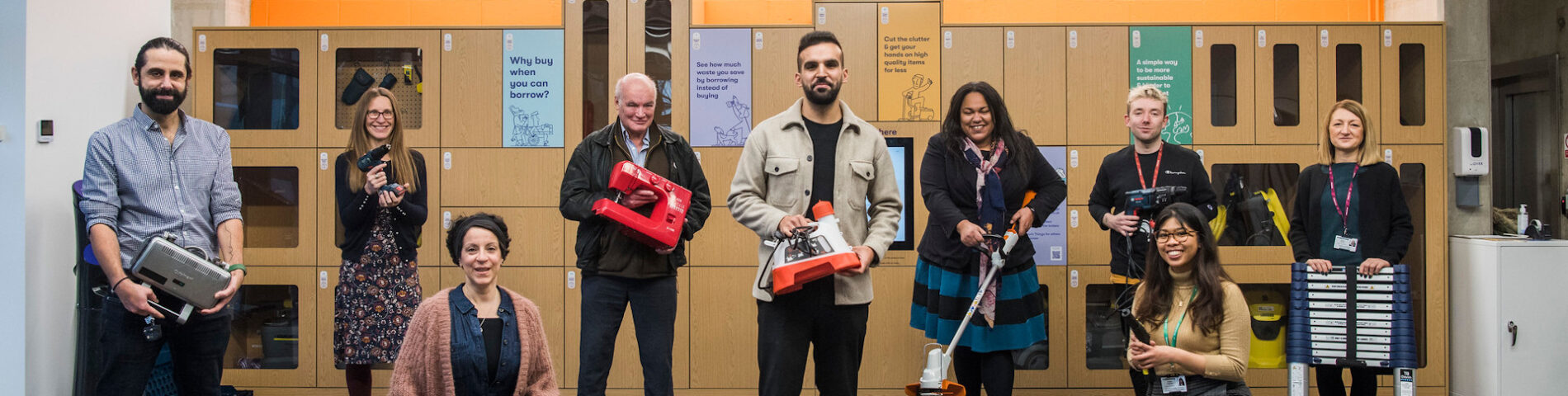 Personas en la Biblioteca de Cosas con objetos para su préstamo