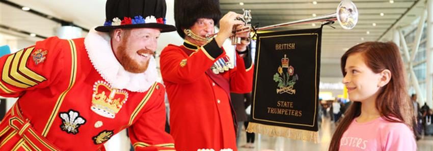 Los british state trumpeters en el aeropuerto de heathrow