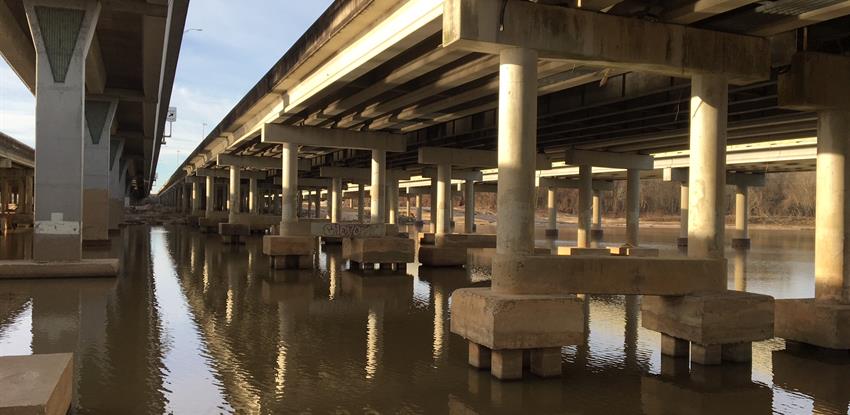 El puente de Kingwood Texas dónde webber liderará reparaciones de emergencia