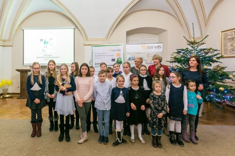Un grupo de Niños durante el reto de FBSerwis Polonia