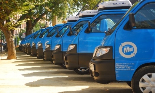 Furgonetas azules de servicios de limpieza gestión de residuos de Murcia aparcadas