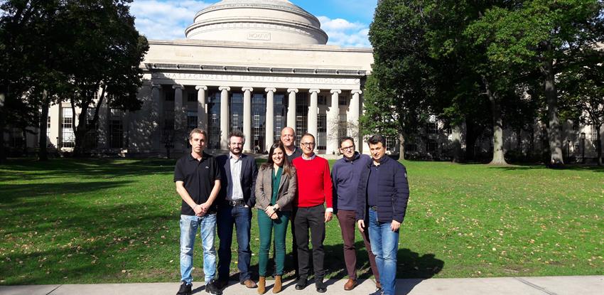 Grupo de personas frente al MIT acuerdo Ferrovial